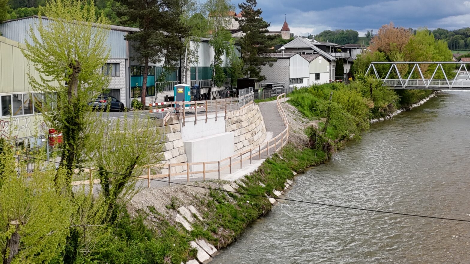 Hilfsbrücke Strassenverkehr BU West. Einwöchige Sperrung Uferweg rechte Seite Sense