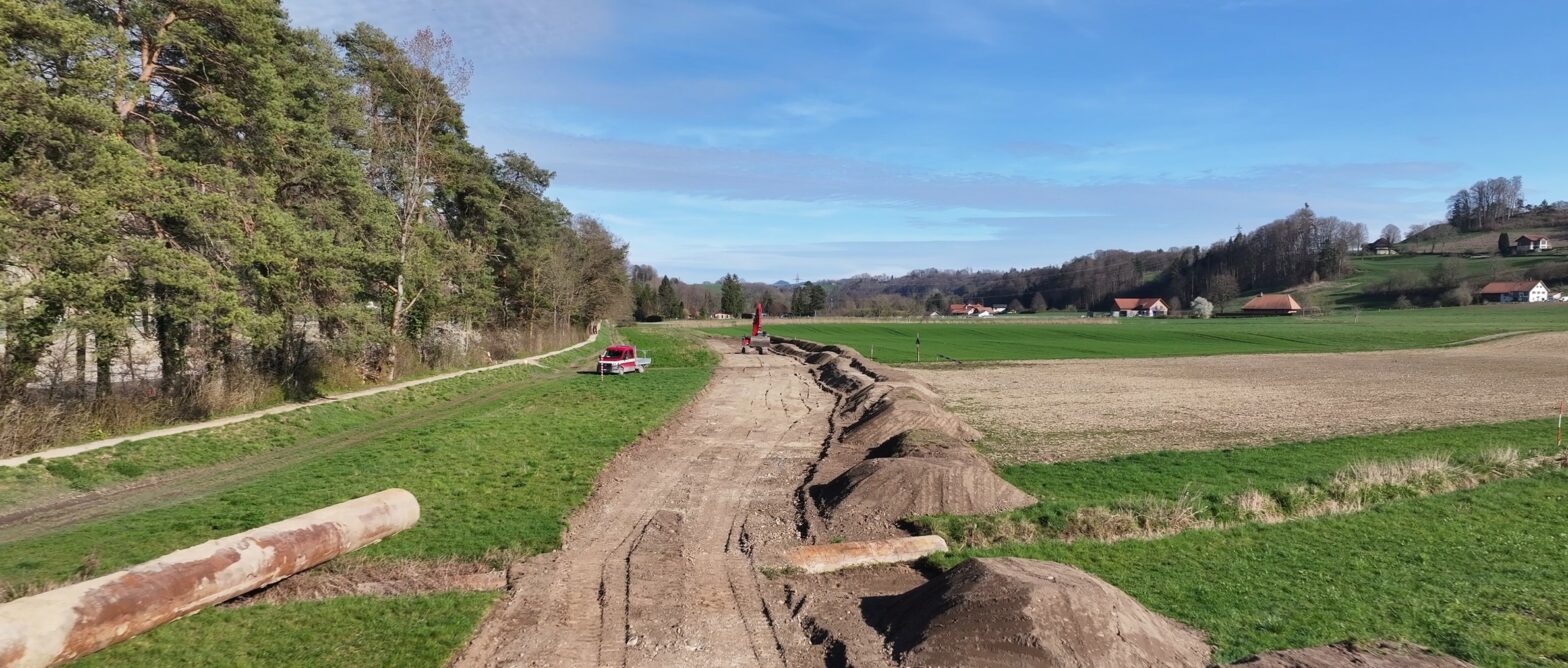 Dammweg während Bauarbeiten am linken Ufer der Sense offen.